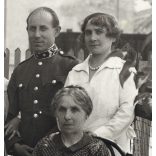 Vojtáné fényképész, Kunszentmiklós, családi kép a kertben, magyar katonatiszt egyenruhában. Horthy-korszak, helytörténet, 1920-as évek, Eredeti pecséttel jelzett fotó, papírkép. 