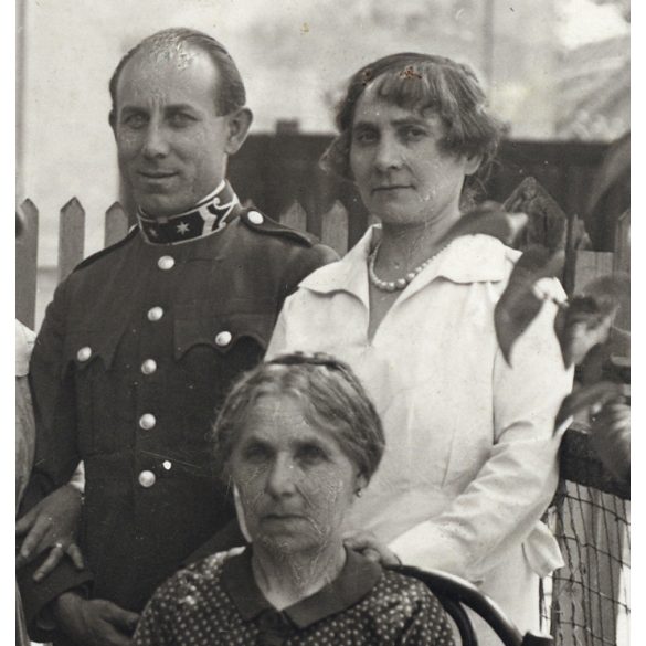 Vojtáné fényképész, Kunszentmiklós, családi kép a kertben, magyar katonatiszt egyenruhában. Horthy-korszak, helytörténet, 1920-as évek, Eredeti pecséttel jelzett fotó, papírkép. 