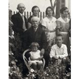 Vojtáné fényképész, Kunszentmiklós, családi kép a kertben, magyar katonatiszt egyenruhában. Horthy-korszak, helytörténet, 1920-as évek, Eredeti pecséttel jelzett fotó, papírkép. 