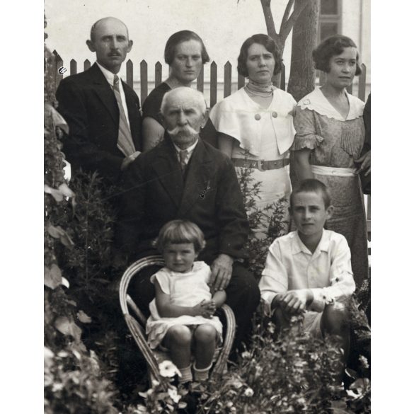 Vojtáné fényképész, Kunszentmiklós, családi kép a kertben, magyar katonatiszt egyenruhában. Horthy-korszak, helytörténet, 1920-as évek, Eredeti pecséttel jelzett fotó, papírkép. 