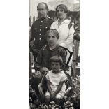 Vojtáné fényképész, Kunszentmiklós, családi kép a kertben, magyar katonatiszt egyenruhában. Horthy-korszak, helytörténet, 1920-as évek, Eredeti pecséttel jelzett fotó, papírkép. 