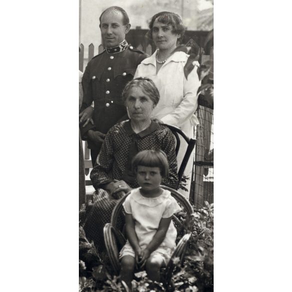 Vojtáné fényképész, Kunszentmiklós, családi kép a kertben, magyar katonatiszt egyenruhában. Horthy-korszak, helytörténet, 1920-as évek, Eredeti pecséttel jelzett fotó, papírkép. 