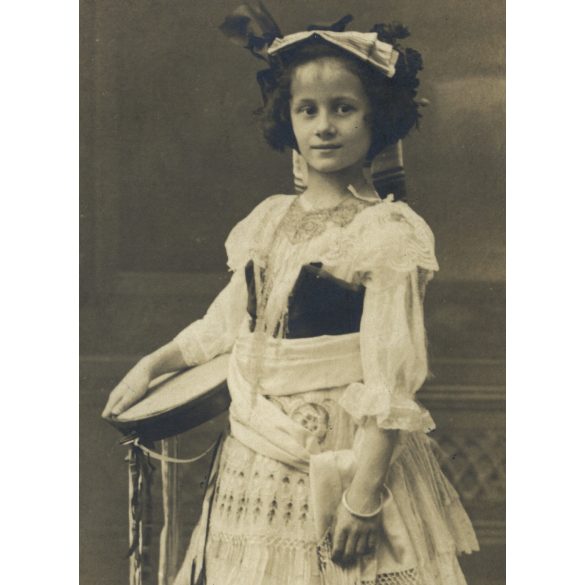 Oldal műterem, Nagybecskerek, Vajdaság, Laczkovich Zsófia egzotikus jelmezben, tamburin, hangszer, zene, monarchia, helytörténet, 1910-es évek, Eredeti pecséttel jelzett fotó, papírkép.   