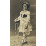 Oldal műterem, Nagybecskerek, Vajdaság, Laczkovich Zsófia egzotikus jelmezben, tamburin, hangszer, zene, monarchia, helytörténet, 1910-es évek, Eredeti pecséttel jelzett fotó, papírkép.   