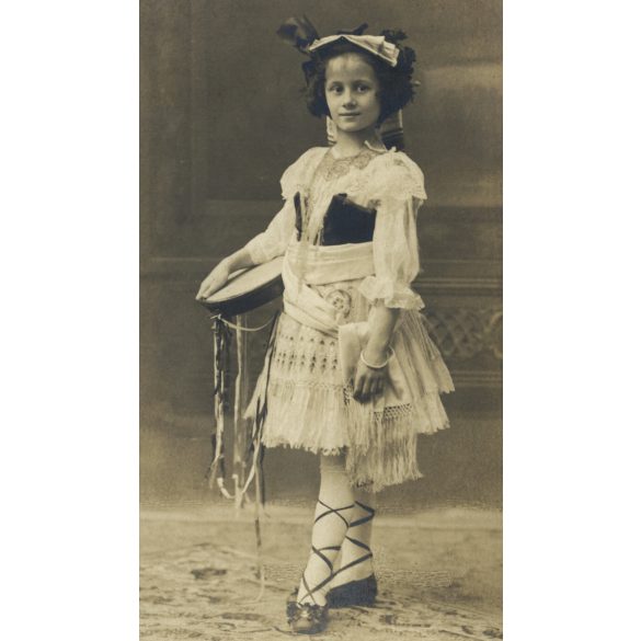 Oldal műterem, Nagybecskerek, Vajdaság, Laczkovich Zsófia egzotikus jelmezben, tamburin, hangszer, zene, monarchia, helytörténet, 1910-es évek, Eredeti pecséttel jelzett fotó, papírkép.   
