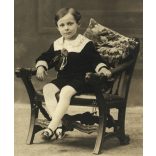 Oldal műterem, Nagybecskerek, Vajdaság, elegáns kisfiú matrózblúzban, faragott díszes karosszék, monarchia, helytörténet, 1914, 1910-es évek, Eredeti jelzett fotó, papírkép.  