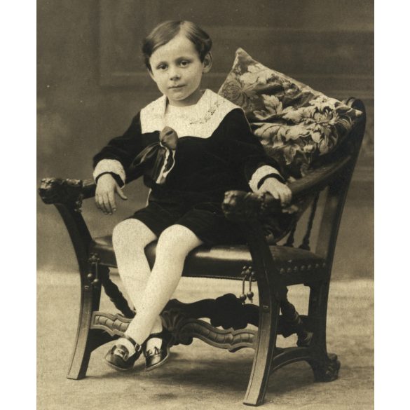 Oldal műterem, Nagybecskerek, Vajdaság, elegáns kisfiú matrózblúzban, faragott díszes karosszék, monarchia, helytörténet, 1914, 1910-es évek, Eredeti jelzett fotó, papírkép.  