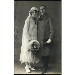   Delle Kart Károly katonatiszt esküvője, Ózd, menyasszony, vőlegény, virág, ünnep, monarchia, helytörténet,1910-es évek, Eredeti hátulján feliratozott fotó, papírkép.   méret megközelítőleg (centiméterben): 8.5 x 13.8 Használt! Eredeti nagyítás! Nem r