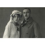 Delle Kart Károly katonatiszt esküvője, Ózd, menyasszony, vőlegény, virág, ünnep, monarchia, helytörténet,1910-es évek, Eredeti hátulján feliratozott fotó, papírkép.   méret megközelítőleg (centiméterben): 8.5 x 13.8 Használt! Eredeti nagyítás! Nem r