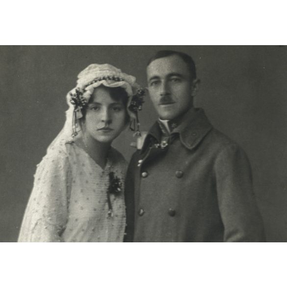 Delle Kart Károly katonatiszt esküvője, Ózd, menyasszony, vőlegény, virág, ünnep, monarchia, helytörténet,1910-es évek, Eredeti hátulján feliratozott fotó, papírkép.   méret megközelítőleg (centiméterben): 8.5 x 13.8 Használt! Eredeti nagyítás! Nem r