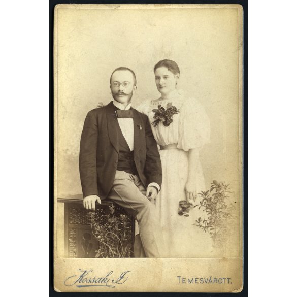 Kossak műterem, Temesvár, Erdély, fiatal pár portréja,  bajusz, cvikker, virág, monarchia, 1890-es évek, Eredeti kabinetfotó.  