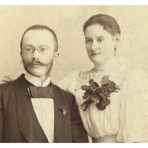 Kossak műterem, Temesvár, Erdély, fiatal pár portréja,  bajusz, cvikker, virág, monarchia, 1890-es évek, Eredeti kabinetfotó.  