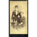 Nagyobb méret, Kossak műterem, Temesvár, Erdély, fiatal pár gyönyörű ruhában, magyar katona egyenruhában, kard, virág, érdemrend,  különös kalap, monarchia, 1890-es évek, Eredeti kabinetfotó.  