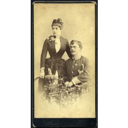   Nagyobb méret, Kossak műterem, Temesvár, Erdély, fiatal pár gyönyörű ruhában, magyar katona egyenruhában, kard, virág, érdemrend,  különös kalap, monarchia, 1890-es évek, Eredeti kabinetfotó.  