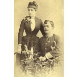 Nagyobb méret, Kossak műterem, Temesvár, Erdély, fiatal pár gyönyörű ruhában, magyar katona egyenruhában, kard, virág, érdemrend,  különös kalap, monarchia, 1890-es évek, Eredeti kabinetfotó.  