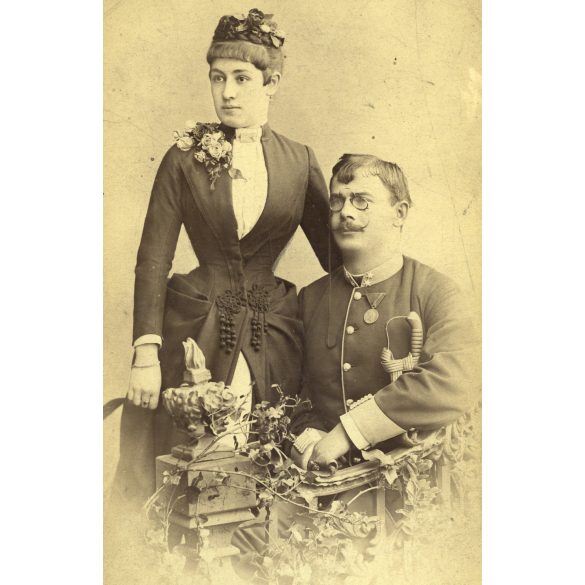 Nagyobb méret, Kossak műterem, Temesvár, Erdély, fiatal pár gyönyörű ruhában, magyar katona egyenruhában, kard, virág, érdemrend,  különös kalap, monarchia, 1890-es évek, Eredeti kabinetfotó.  