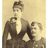 Nagyobb méret, Kossak műterem, Temesvár, Erdély, fiatal pár gyönyörű ruhában, magyar katona egyenruhában, kard, virág, érdemrend,  különös kalap, monarchia, 1890-es évek, Eredeti kabinetfotó.  