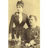 Nagyobb méret, Kossak műterem, Temesvár, Erdély, fiatal pár gyönyörű ruhában, magyar katona egyenruhában, kard, virág, érdemrend,  különös kalap, monarchia, 1890-es évek, Eredeti kabinetfotó.  