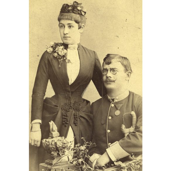 Nagyobb méret, Kossak műterem, Temesvár, Erdély, fiatal pár gyönyörű ruhában, magyar katona egyenruhában, kard, virág, érdemrend,  különös kalap, monarchia, 1890-es évek, Eredeti kabinetfotó.  