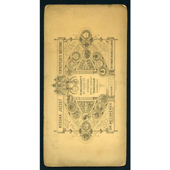 Nagyobb méret, Kossak műterem, Temesvár, Erdély, fiatal pár gyönyörű ruhában, magyar katona egyenruhában, kard, virág, érdemrend,  különös kalap, monarchia, 1890-es évek, Eredeti kabinetfotó.  