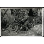 Magyar katona Ariel motorkerékpáron, egyenruha, 2. világháború, jármű, közlekedés, Horthy-korszak, 1940-es évek, Eredeti fotó, papírkép. 