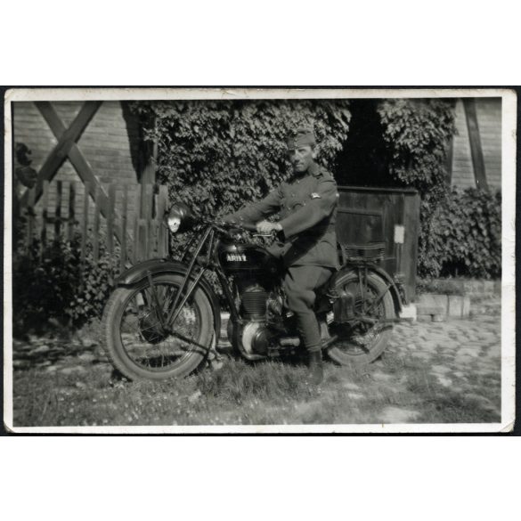 Magyar katona Ariel motorkerékpáron, egyenruha, 2. világháború, jármű, közlekedés, Horthy-korszak, 1940-es évek, Eredeti fotó, papírkép. 