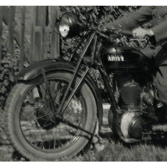 Magyar katona Ariel motorkerékpáron, egyenruha, 2. világháború, jármű, közlekedés, Horthy-korszak, 1940-es évek, Eredeti fotó, papírkép. 