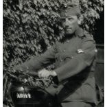 Magyar katona Ariel motorkerékpáron, egyenruha, 2. világháború, jármű, közlekedés, Horthy-korszak, 1940-es évek, Eredeti fotó, papírkép. 