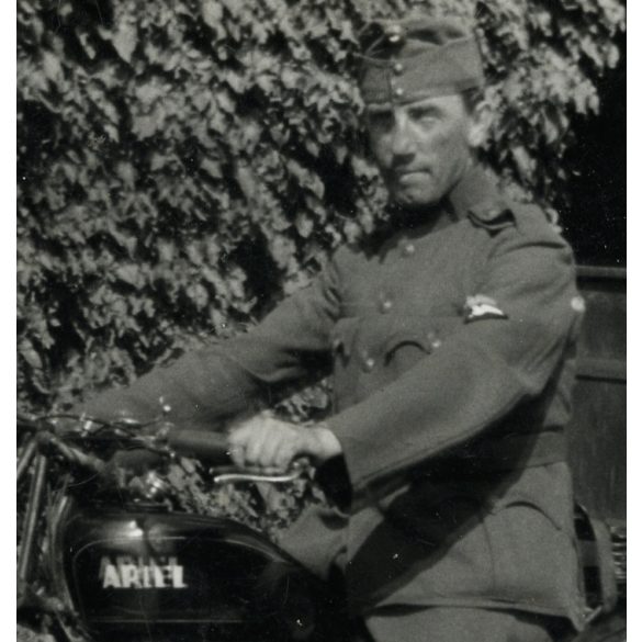 Magyar katona Ariel motorkerékpáron, egyenruha, 2. világháború, jármű, közlekedés, Horthy-korszak, 1940-es évek, Eredeti fotó, papírkép. 