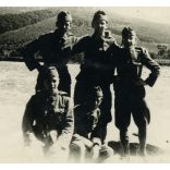 Magyar katonák a Latorca folyónál, Hársfalva, Kárpátalja, egyenruha, 2. világháború, Horthy-korszak, helytörténet, 1944, 1940-es évek, Eredeti fotó, hátulján feliratozott, szignózott papírkép a tábori posta számával.  