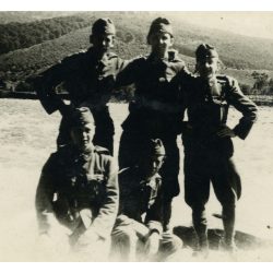   Magyar katonák a Latorca folyónál, Hársfalva, Kárpátalja, egyenruha, 2. világháború, Horthy-korszak, helytörténet, 1944, 1940-es évek, Eredeti fotó, hátulján feliratozott, szignózott papírkép a tábori posta számával.  