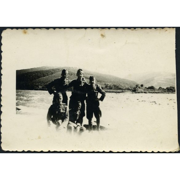Magyar katonák a Latorca folyónál, Hársfalva, Kárpátalja, egyenruha, 2. világháború, Horthy-korszak, helytörténet, 1944, 1940-es évek, Eredeti fotó, hátulján feliratozott, szignózott papírkép a tábori posta számával.  