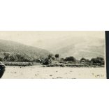 Magyar katonák a Latorca folyónál, Hársfalva, Kárpátalja, egyenruha, 2. világháború, Horthy-korszak, helytörténet, 1944, 1940-es évek, Eredeti fotó, hátulján feliratozott, szignózott papírkép a tábori posta számával.  