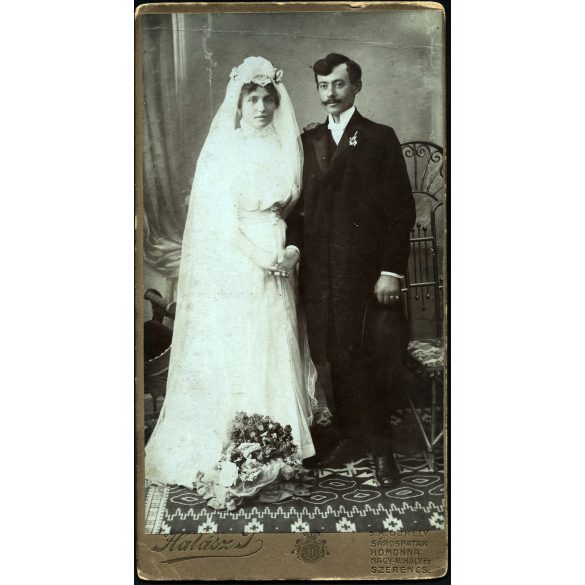 Nagyobb méret, Halász műterem, Sátoraljaújhely, esküvő, menyasszony, vőlegény, bajusz, virág, monarchia, 1900-as évek, Eredeti kabinetfotó gyönyörű szecessziós hátlappal, felül törésnyom. 