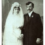 Nagyobb méret, Halász műterem, Sátoraljaújhely, esküvő, menyasszony, vőlegény, bajusz, virág, monarchia, 1900-as évek, Eredeti kabinetfotó gyönyörű szecessziós hátlappal, felül törésnyom. 