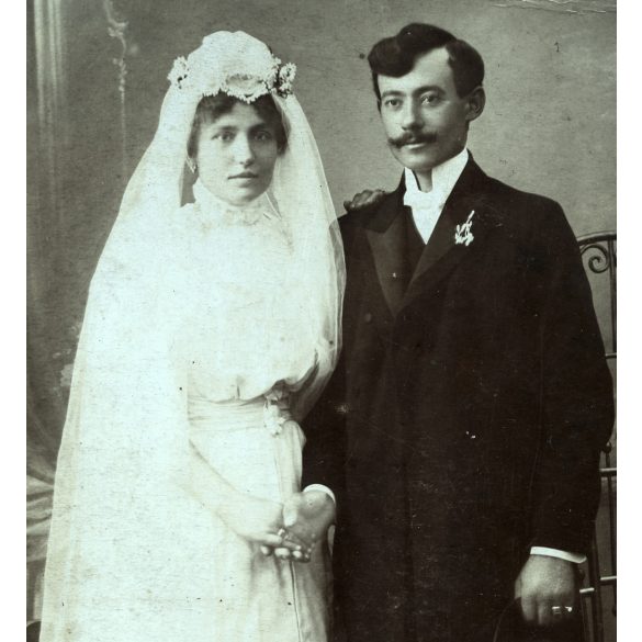 Nagyobb méret, Halász műterem, Sátoraljaújhely, esküvő, menyasszony, vőlegény, bajusz, virág, monarchia, 1900-as évek, Eredeti kabinetfotó gyönyörű szecessziós hátlappal, felül törésnyom. 