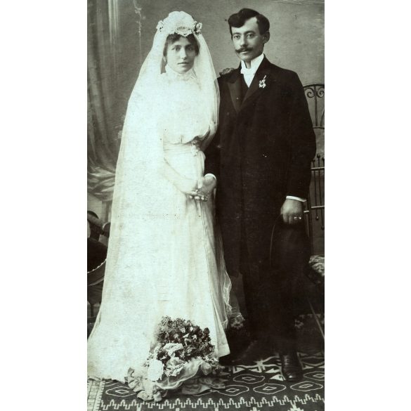 Nagyobb méret, Halász műterem, Sátoraljaújhely, esküvő, menyasszony, vőlegény, bajusz, virág, monarchia, 1900-as évek, Eredeti kabinetfotó gyönyörű szecessziós hátlappal, felül törésnyom. 