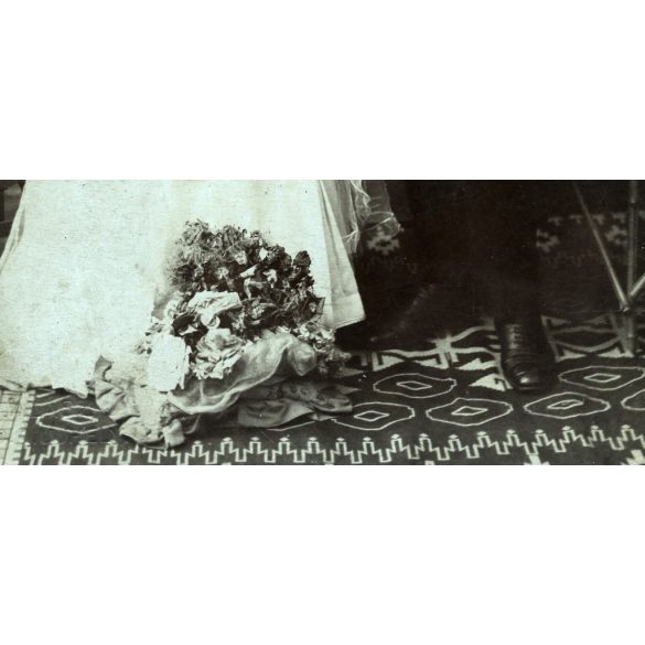 Nagyobb méret, Halász műterem, Sátoraljaújhely, esküvő, menyasszony, vőlegény, bajusz, virág, monarchia, 1900-as évek, Eredeti kabinetfotó gyönyörű szecessziós hátlappal, felül törésnyom. 