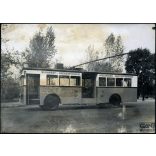 Nagyobb méret, trolibusz, Budapest, Ganz gyári fotó, T100, jármű, közlekedés, Horthy-korszak, 1930-as évek, Eredeti fotó, papírkép, felülete kopott, foltos. 