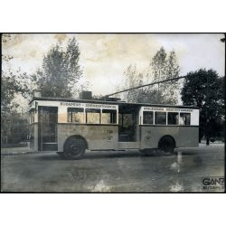   Nagyobb méret, trolibusz, Budapest, Ganz gyári fotó, T100, jármű, közlekedés, Horthy-korszak, 1930-as évek, Eredeti fotó, papírkép, felülete kopott, foltos. 