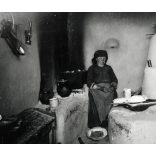 Nő népviseletben a kemence mellett, paraszti konyha belseje, néprajz, Horthy-korszak, 1930-as évek, Eredeti fotó, papírkép.  