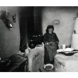   Nő népviseletben a kemence mellett, paraszti konyha belseje, néprajz, Horthy-korszak, 1930-as évek, Eredeti fotó, papírkép.  