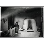 Nő népviseletben a kemence mellett, paraszti konyha belseje, néprajz, Horthy-korszak, 1930-as évek, Eredeti fotó, papírkép.  