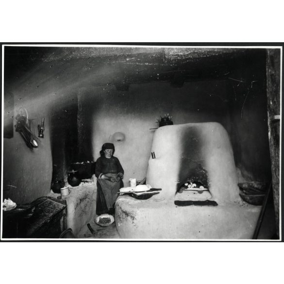 Nő népviseletben a kemence mellett, paraszti konyha belseje, néprajz, Horthy-korszak, 1930-as évek, Eredeti fotó, papírkép.  