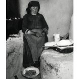 Nő népviseletben a kemence mellett, paraszti konyha belseje, néprajz, Horthy-korszak, 1930-as évek, Eredeti fotó, papírkép.  