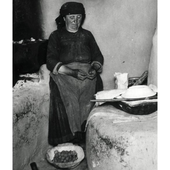Nő népviseletben a kemence mellett, paraszti konyha belseje, néprajz, Horthy-korszak, 1930-as évek, Eredeti fotó, papírkép.  