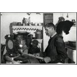 Ifj. Kapoli Antal fafaragó mester, bajuszos paraszt, pásztor, paraszti konyha belseje, művész, petróleumlámpa, gyerekek, néprajz, Horthy-korszak, 1930-as évek, Somogy megye,  Eredeti fotó, papírkép. 