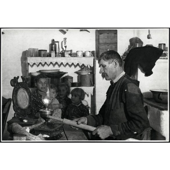 Ifj. Kapoli Antal fafaragó mester, bajuszos paraszt, pásztor, paraszti konyha belseje, művész, petróleumlámpa, gyerekek, néprajz, Horthy-korszak, 1930-as évek, Somogy megye,  Eredeti fotó, papírkép. 