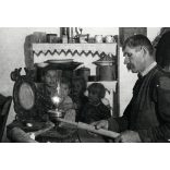 Ifj. Kapoli Antal fafaragó mester, bajuszos paraszt, pásztor, paraszti konyha belseje, művész, petróleumlámpa, gyerekek, néprajz, Horthy-korszak, 1930-as évek, Somogy megye,  Eredeti fotó, papírkép. 