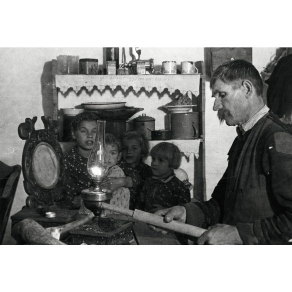 Ifj. Kapoli Antal fafaragó mester, bajuszos paraszt, pásztor, paraszti konyha belseje, művész, petróleumlámpa, gyerekek, néprajz, Horthy-korszak, 1930-as évek, Somogy megye,  Eredeti fotó, papírkép. 